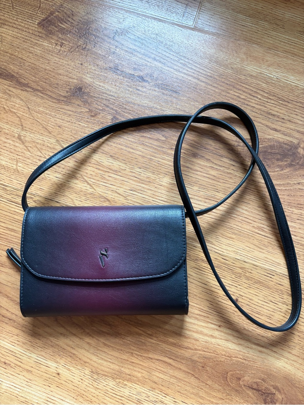 Simply Vera Vera Wang Black to Burgundy Ombre Crossbody Wallet